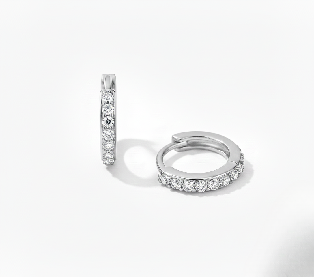 Aurelis Goldfarbe Huggie Creolen mit grünen Zirkonia Steinen Pavé Design Damen Ohrringe