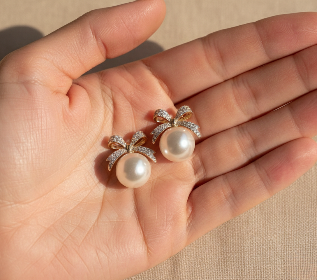 Elena | Romantische Perlenohrringe Goldfarben Schleife Damen Ohrstecker Strass