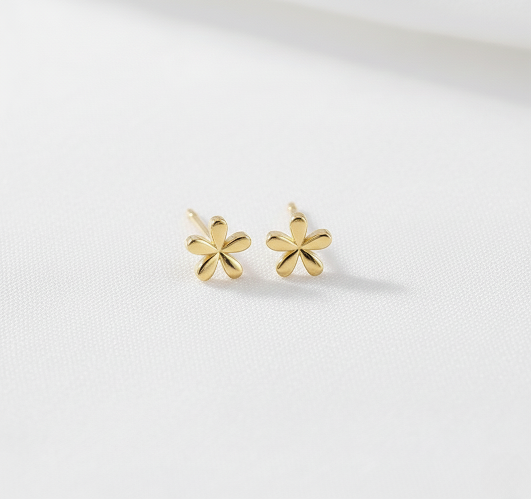 Aurelis Zarte Blumenohrstecker Blümchen Motiv in Goldfarbe 0,4cm für Damen