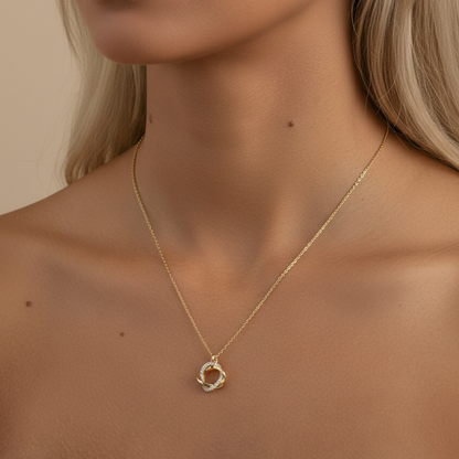 Aurelis Damen Halskette Goldfarbe verschlungene Ringe Anhänger Glasmosaik Elegant