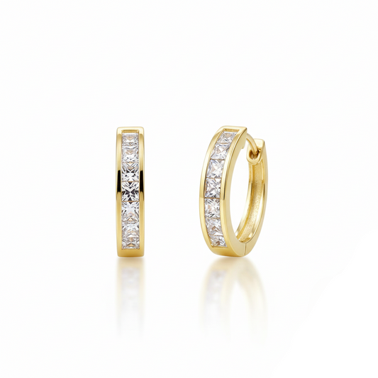 Aurelis Damen Huggie Creolen Goldfarbe Eternity Zirkonia Eckig Kanalbesatz