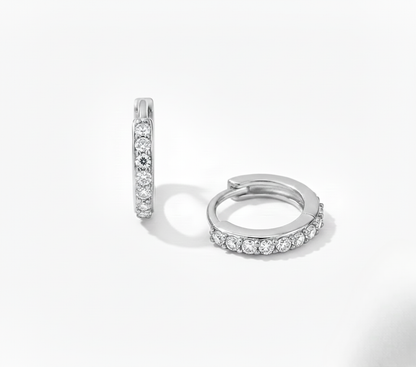 Aurelis Goldfarbe Huggie Creolen mit grünen Zirkonia Steinen Pavé Design Damen Ohrringe