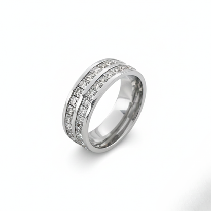 Aurelis Edelstahl Ring mit quadratischen Kristallen 8mm breites Band luxuriös Damen