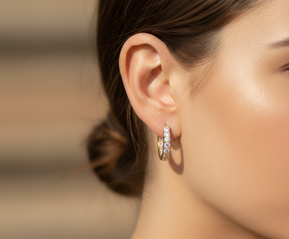 Aurelis Goldfarbe Huggie Creolen mit grünen Zirkonia Steinen Pavé Design Damen Ohrringe