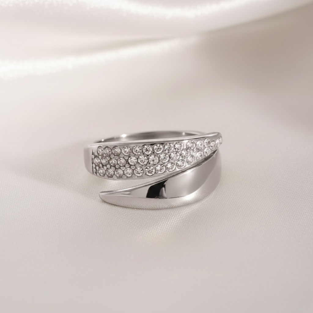 Goldfarbe Ring mit Zirkonia Pavé-Besatz Modernes Bypass-Design Damen