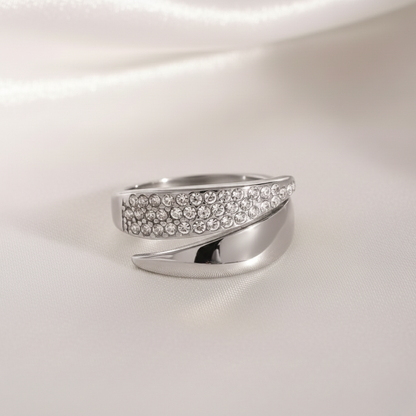 Goldfarbe Ring mit Zirkonia Pavé-Besatz Modernes Bypass-Design Damen