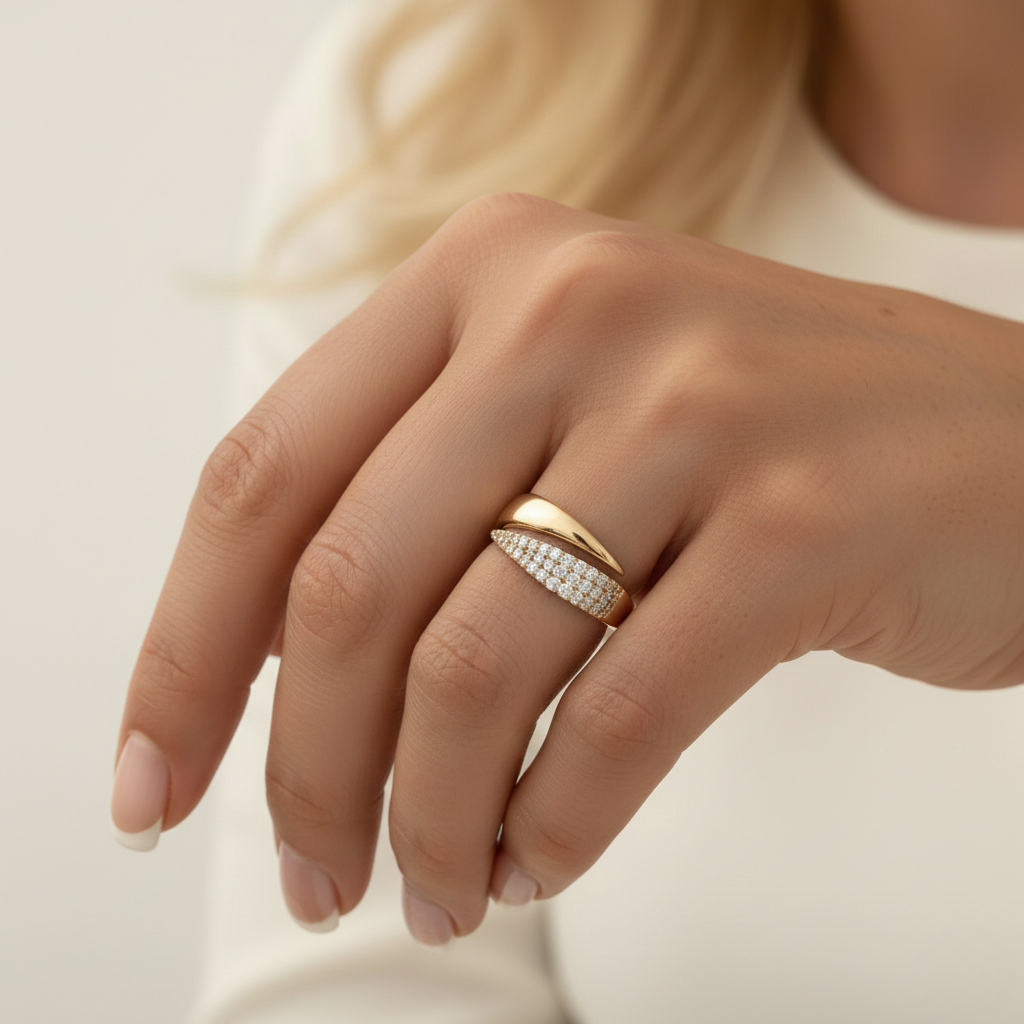 Goldfarbe Ring mit Zirkonia Pavé-Besatz Modernes Bypass-Design Damen