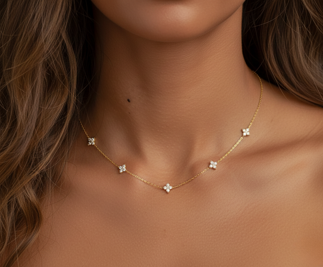 Aurelis Damen Halskette Kleeblatt Goldfarbe Filigran mit Zirkonia-Kristall-Besatz