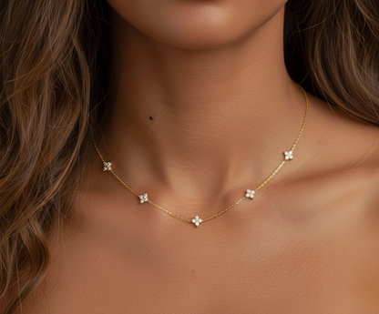 Aurelis Damen Halskette Kleeblatt Goldfarbe Filigran mit Zirkonia-Kristall-Besatz