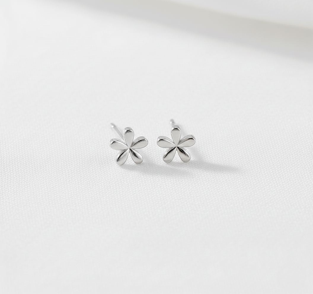 Aurelis Zarte Blumenohrstecker Blümchen Motiv in Goldfarbe 0,4cm für Damen