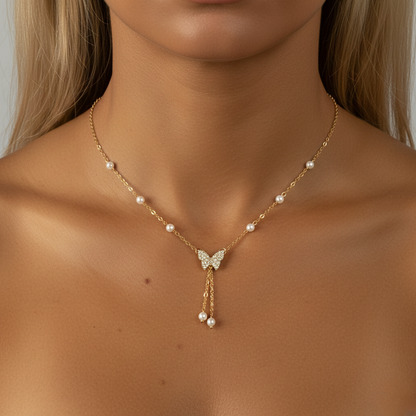 Aurelis Damen Y-Halskette Goldfarbe mit Schmetterling Anhänger Perlenoptik & Strass