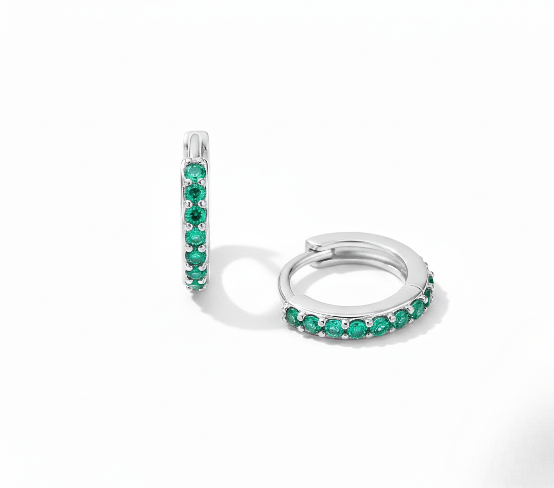 Aurelis Goldfarbe Huggie Creolen mit grünen Zirkonia Steinen Pavé Design Damen Ohrringe