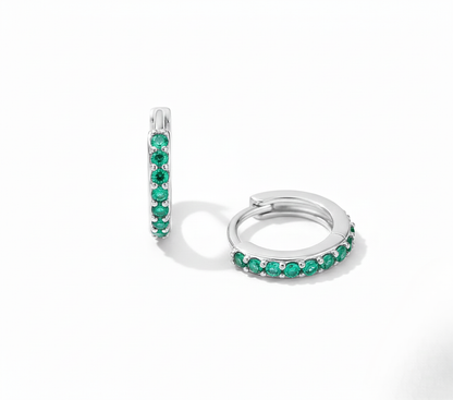 Aurelis Goldfarbe Huggie Creolen mit grünen Zirkonia Steinen Pavé Design Damen Ohrringe