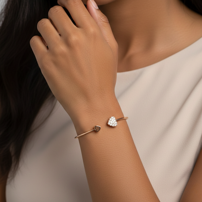 Aurelis Damen Armreif Offen Herz-Design Goldfarbe Strass-Besatz Filigran 19.5cm