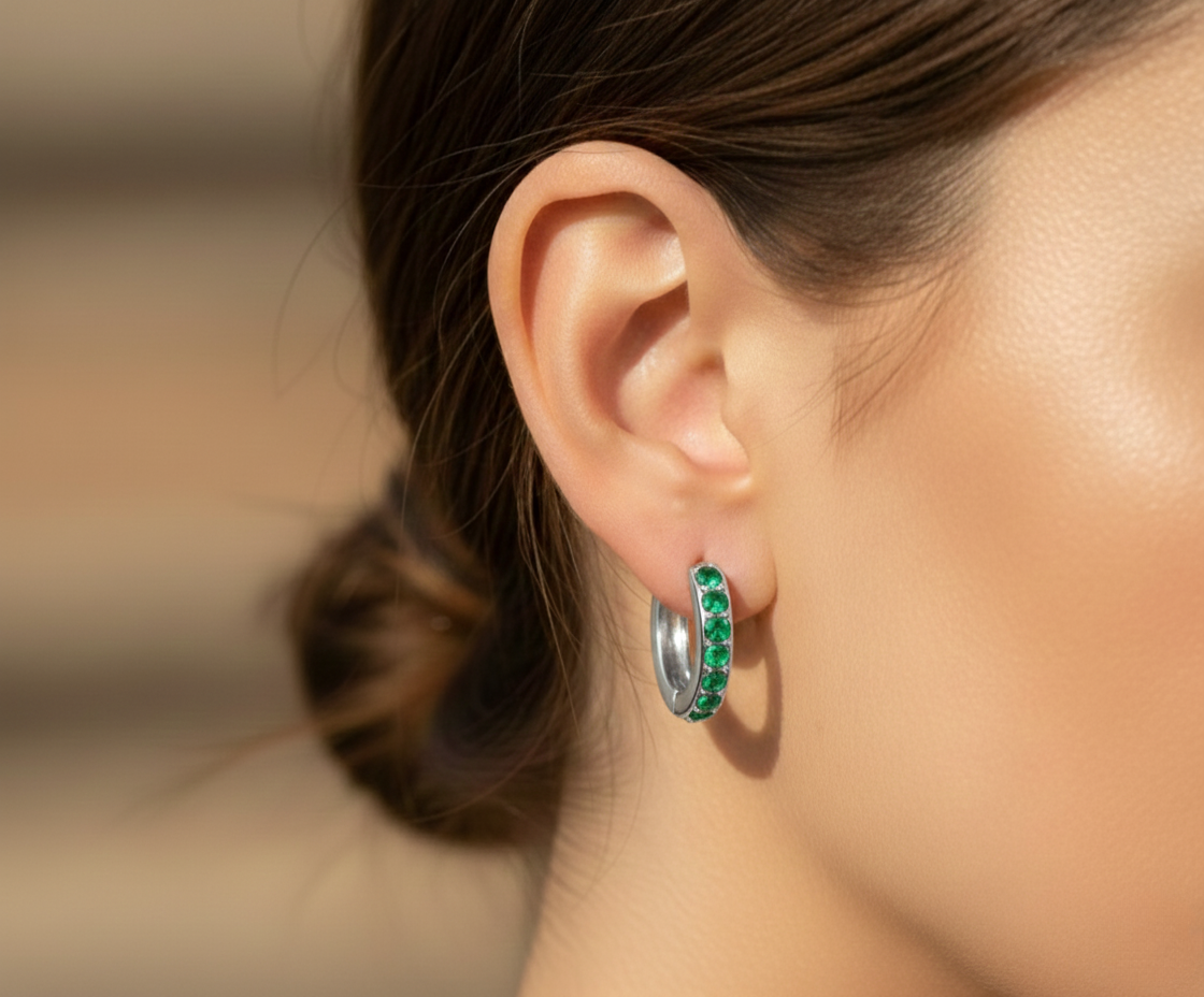 Aurelis Goldfarbe Huggie Creolen mit grünen Zirkonia Steinen Pavé Design Damen Ohrringe