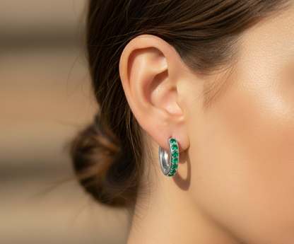 Aurelis Goldfarbe Huggie Creolen mit grünen Zirkonia Steinen Pavé Design Damen Ohrringe