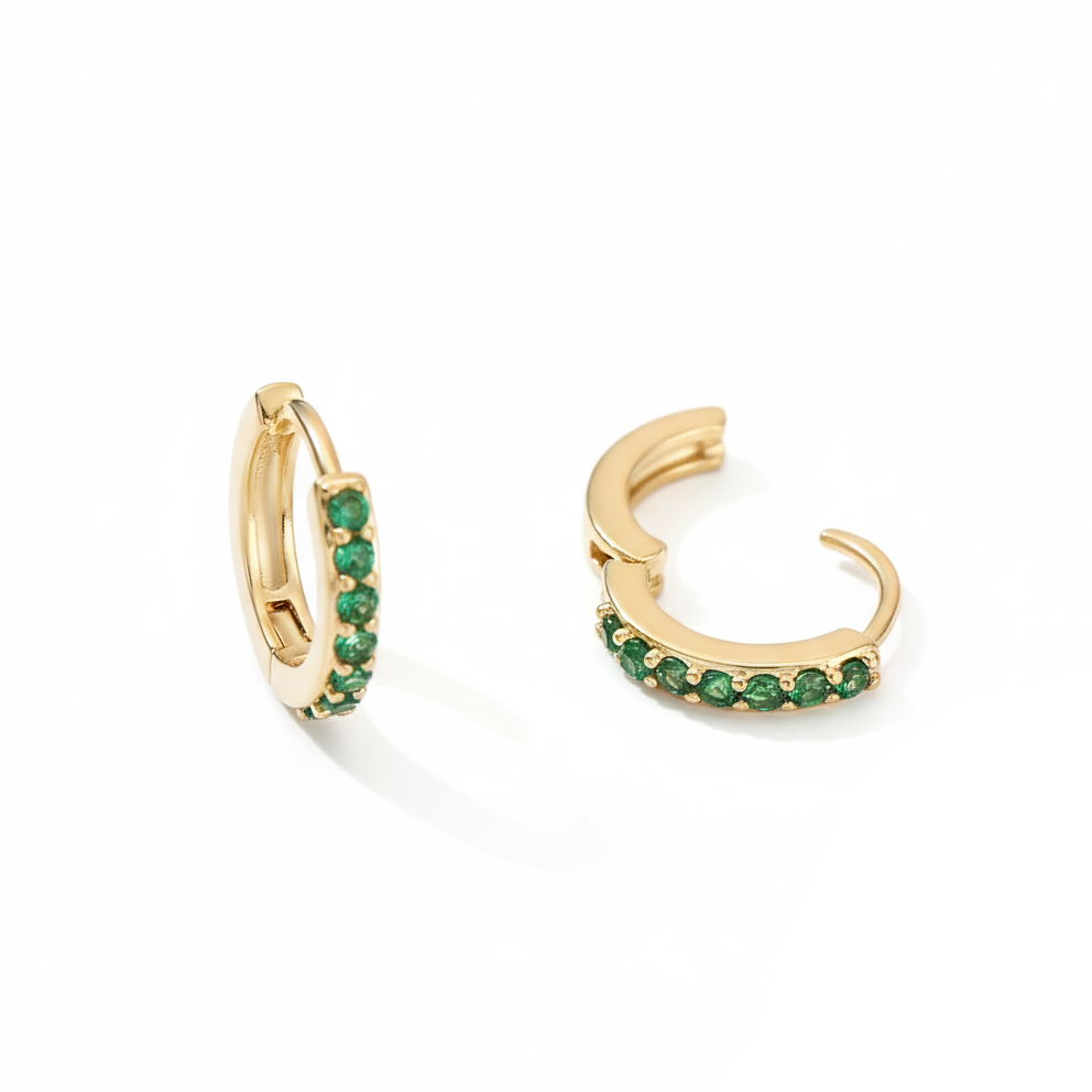 Aurelis Goldfarbe Huggie Creolen mit grünen Zirkonia Steinen Pavé Design Damen Ohrringe