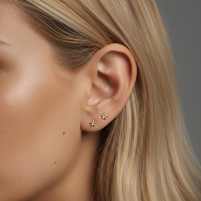 Aurelis Zarte Blumenohrstecker Blümchen Motiv in Goldfarbe 0,4cm für Damen