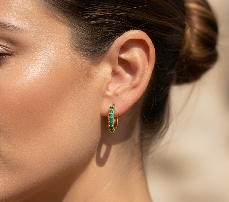 Aurelis Goldfarbe Huggie Creolen mit grünen Zirkonia Steinen Pavé Design Damen Ohrringe