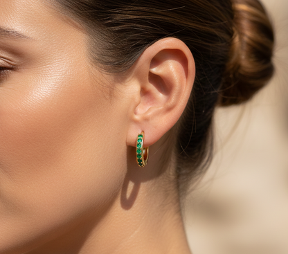 Aurelis Goldfarbe Huggie Creolen mit grünen Zirkonia Steinen Pavé Design Damen Ohrringe