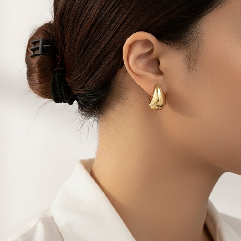 Aurelis Chunky Drop Ohrringe Goldfarbe Teardrop Design Damen Statement Creolen C-Form