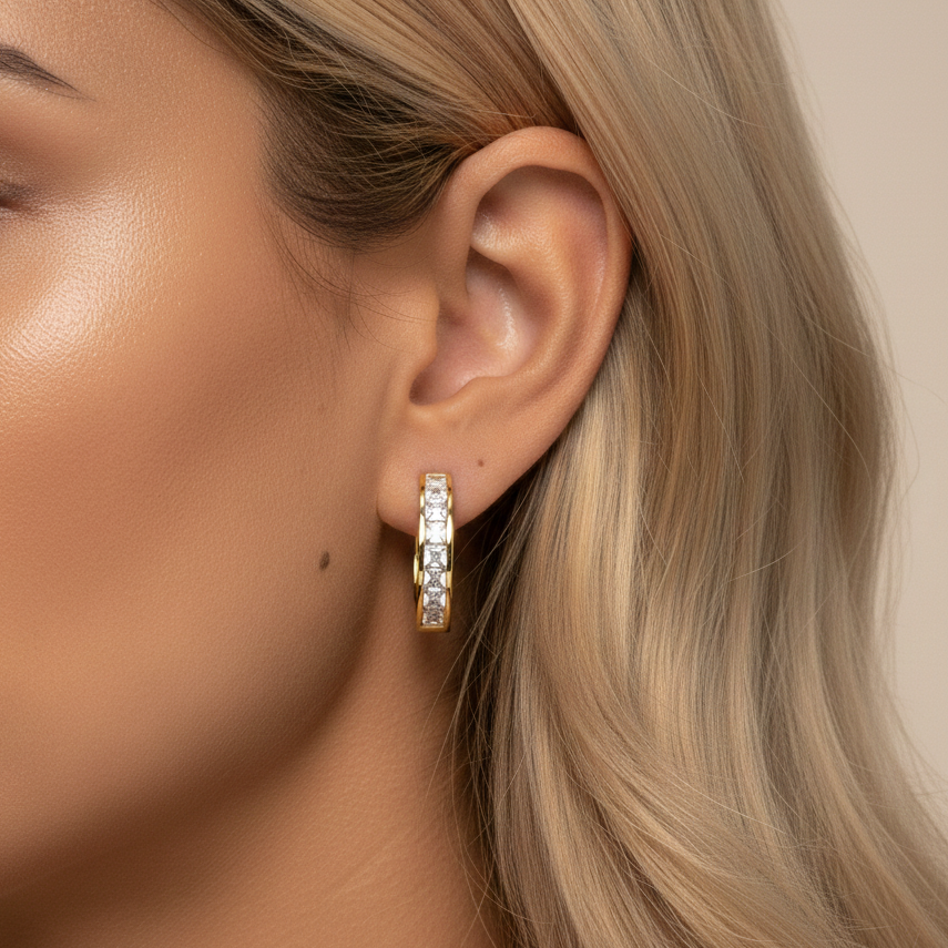 Aurelis Damen Huggie Creolen Goldfarbe Eternity Zirkonia Eckig Kanalbesatz