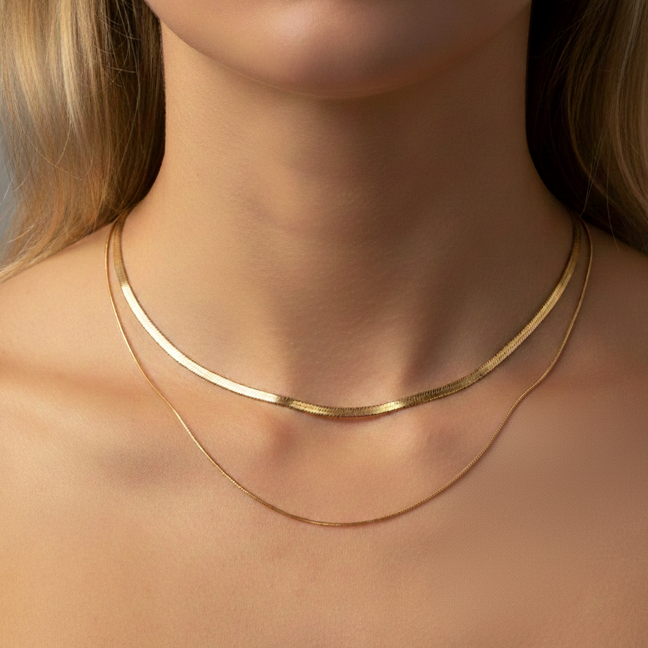 Aurelis Damen Halskette zweireihig Goldfarbe Schlangenkette & feine Gliederkette Layering