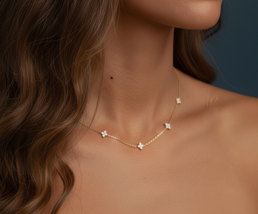 Aurelis Damen Halskette Kleeblatt Goldfarbe Filigran mit Zirkonia-Kristall-Besatz