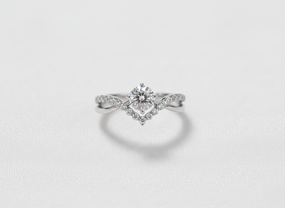 Aurelis Royal V-Solitär Ring Zirkonia Goldfarbe Modernes Design Damen