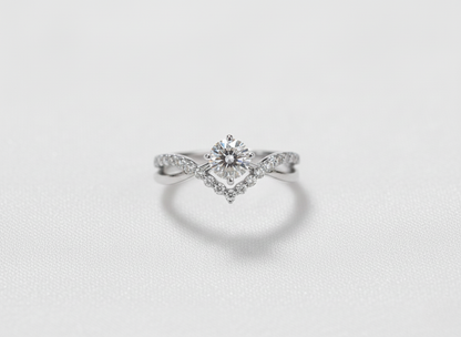 Aurelis Royal V-Solitär Ring Zirkonia Goldfarbe Modernes Design Damen