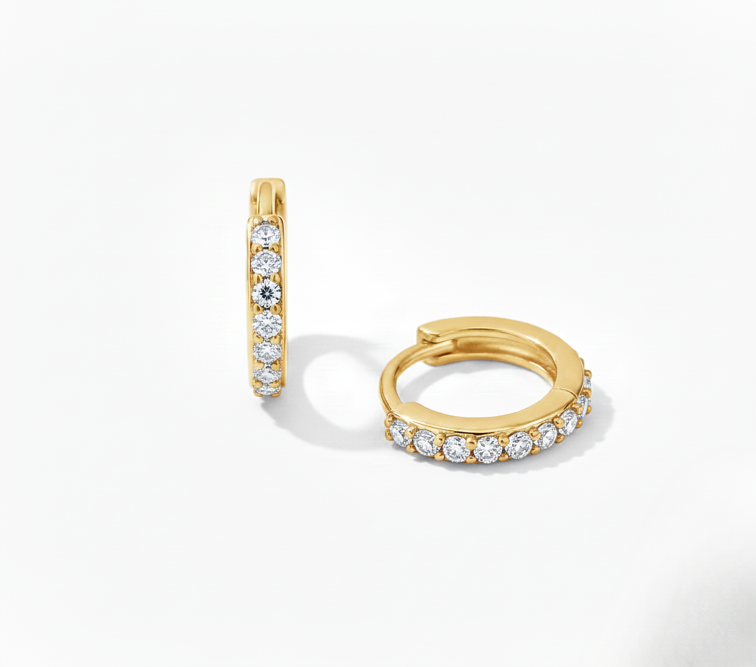 Aurelis Goldfarbe Huggie Creolen mit grünen Zirkonia Steinen Pavé Design Damen Ohrringe