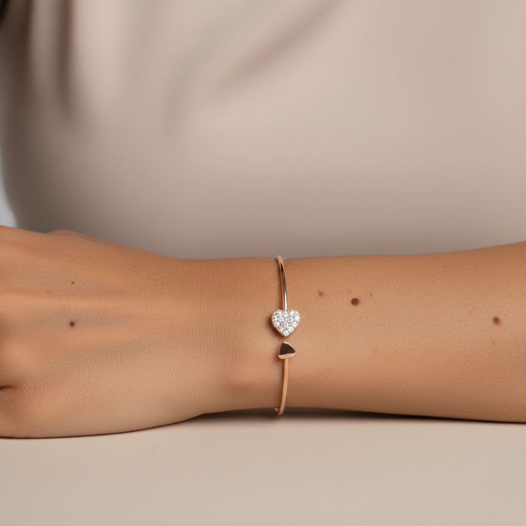 Aurelis Damen Armreif Offen Herz-Design Goldfarbe Strass-Besatz Filigran 19.5cm