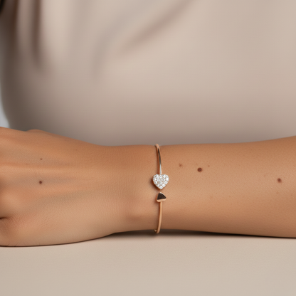 Aurelis Damen Armreif Offen Herz-Design Goldfarbe Strass-Besatz Filigran 19.5cm