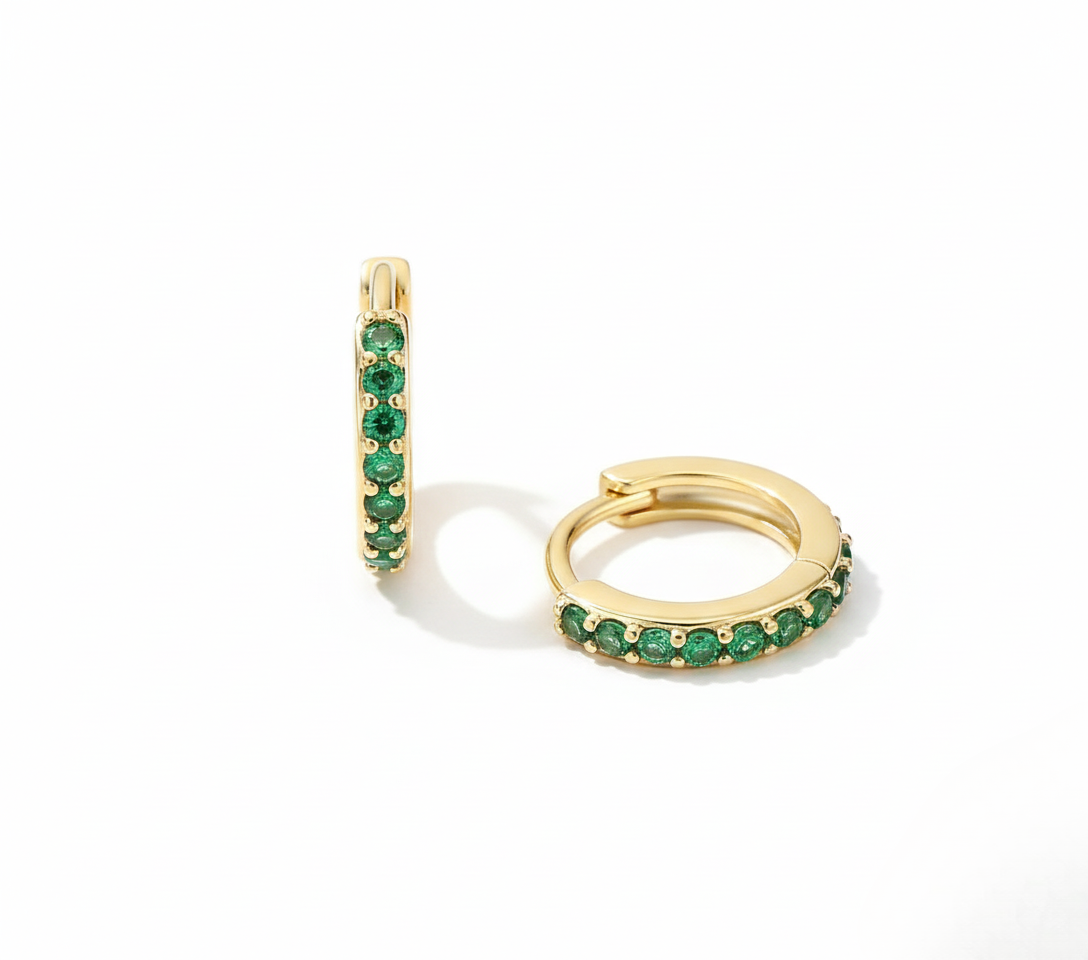 Aurelis Goldfarbe Huggie Creolen mit grünen Zirkonia Steinen Pavé Design Damen Ohrringe