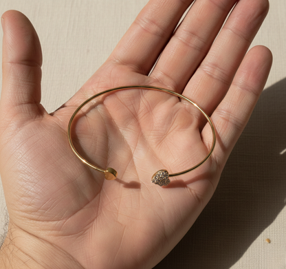 Aurelis Damen Armreif Offen Herz-Design Goldfarbe Strass-Besatz Filigran 19.5cm