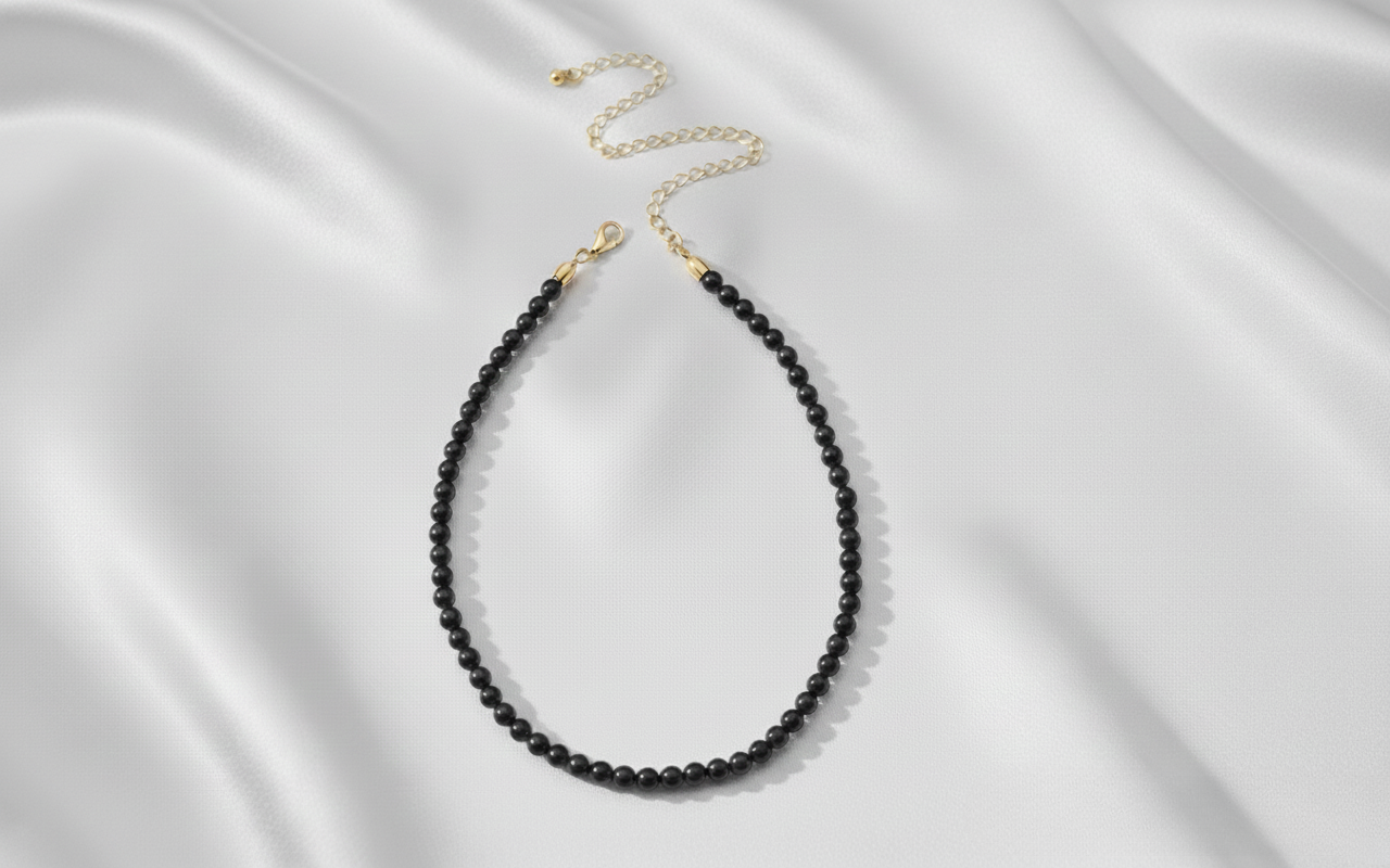 Aurelis Klassische Perlen Choker Halskette Weiß Goldfarbe Damen Acrylperlen Kette Verstellbar