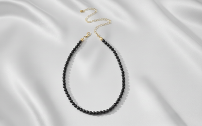 Aurelis Klassische Perlen Choker Halskette Weiß Goldfarbe Damen Acrylperlen Kette Verstellbar